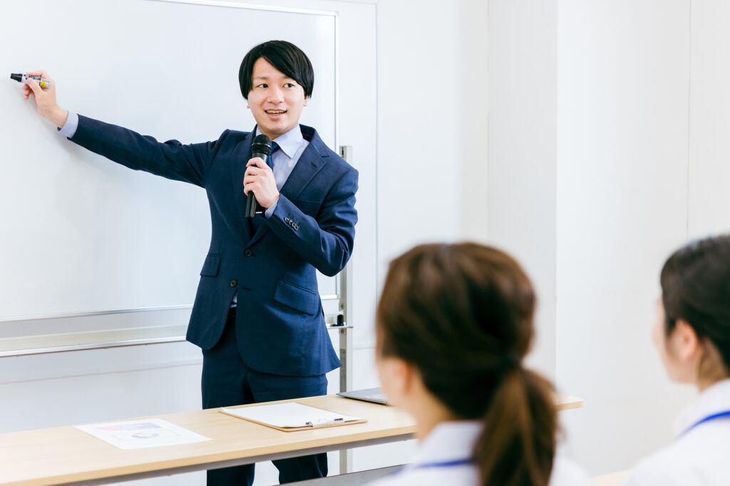 説明する男性
