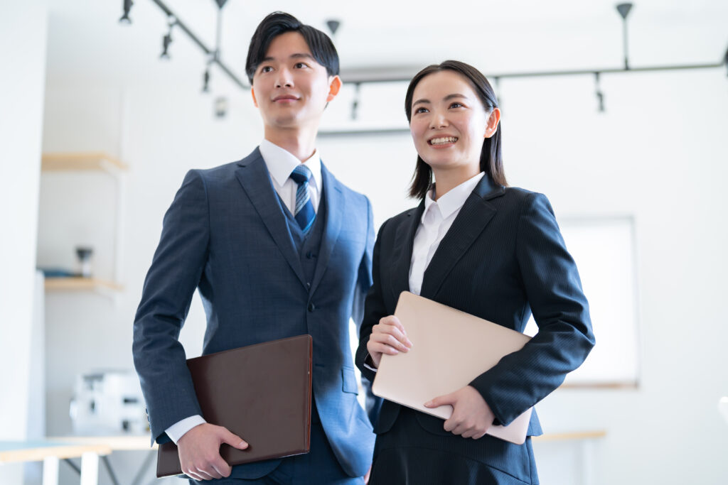若いスーツを着た日本人男女