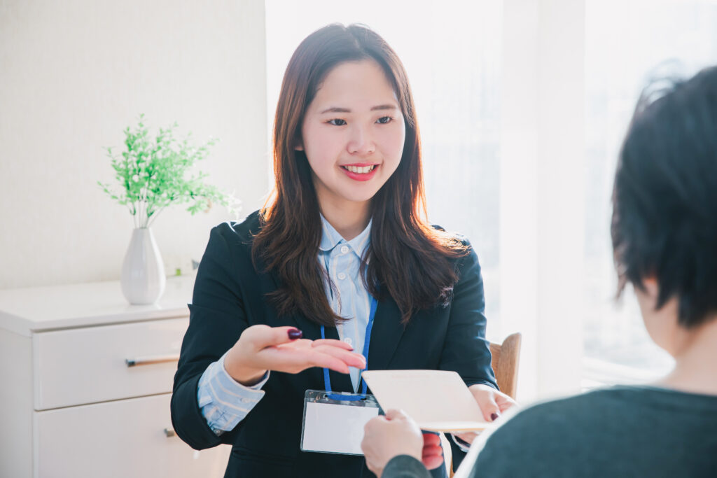 説明する営業女性 business