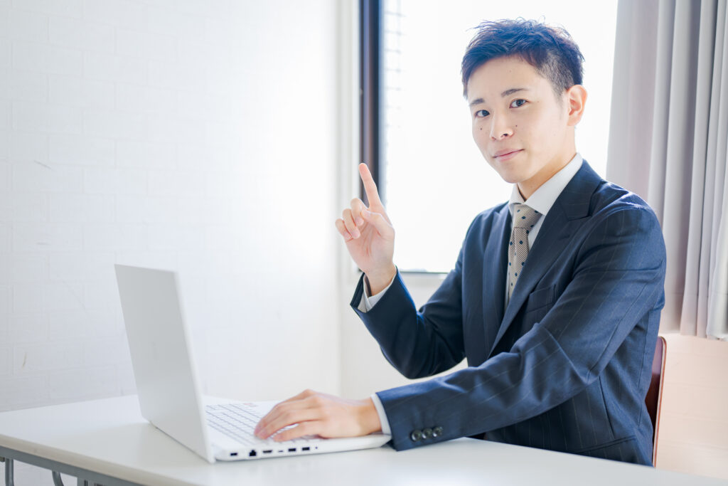 PCと爽やかなスーツ男性