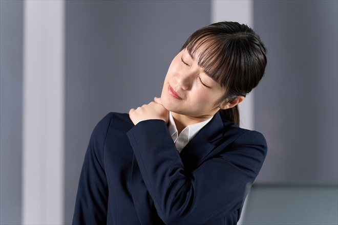 残業で肩が凝るビジネスウーマン
