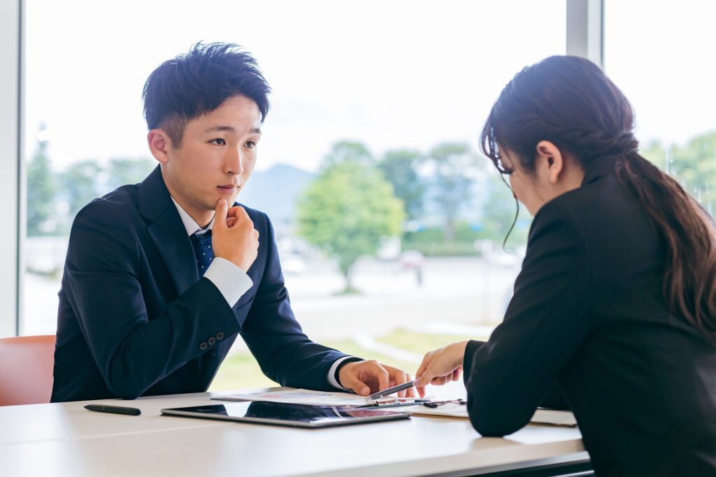 上司に指導を受けるビジネスマン（研修）