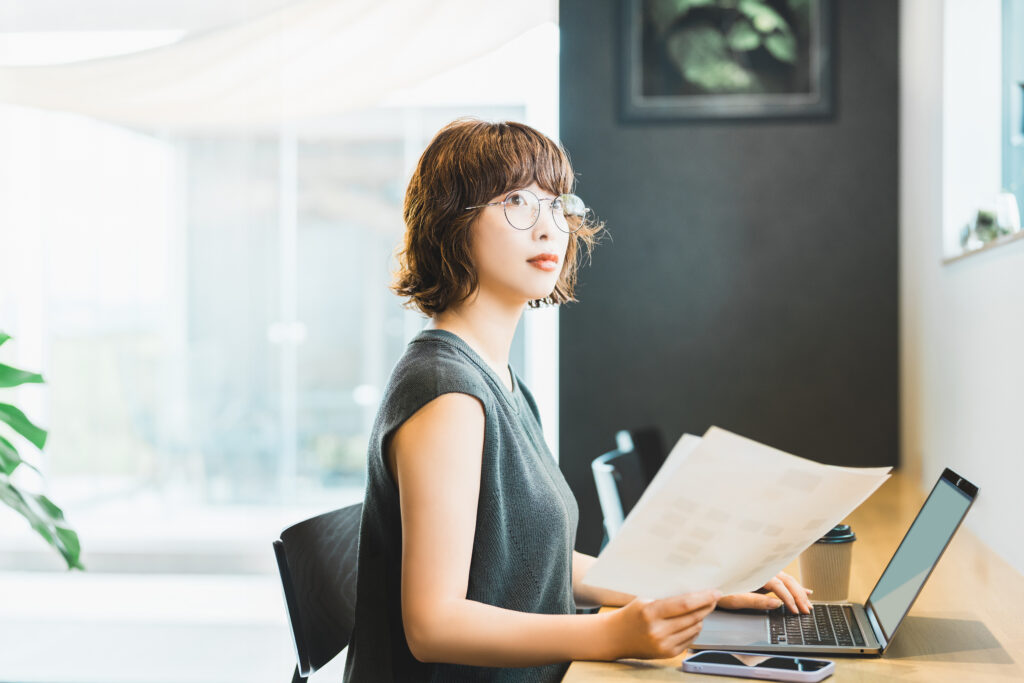 デスクワークをするビジネスウーマン