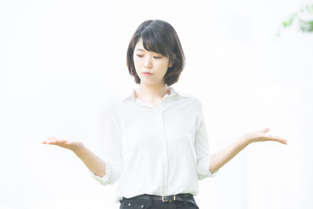 2択で迷う女性