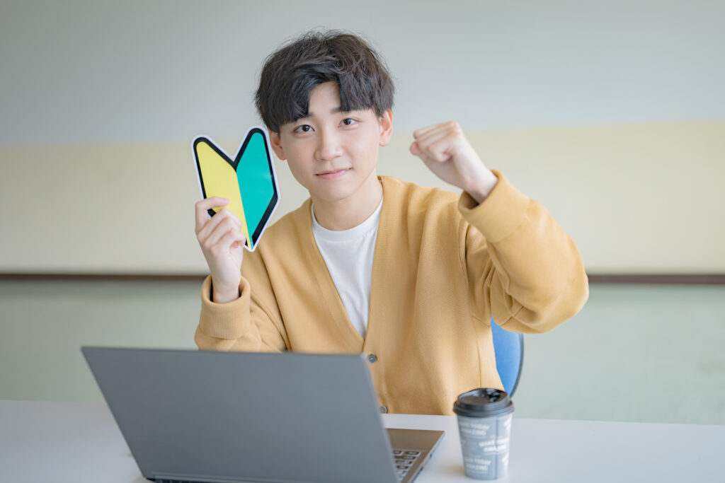 初心者マークを持つ男性