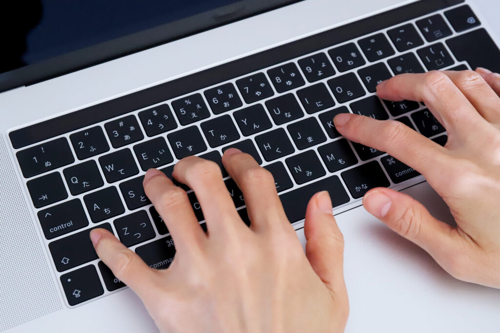 パソコンで入力する手元