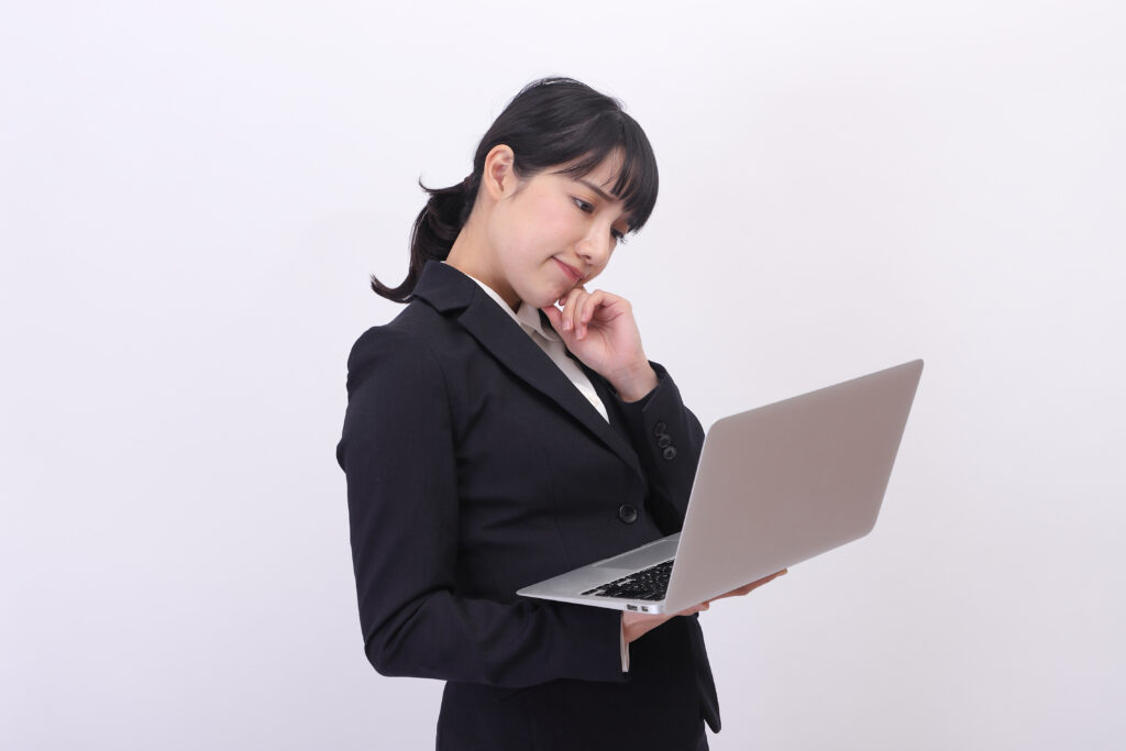 パソコンを持つ女性