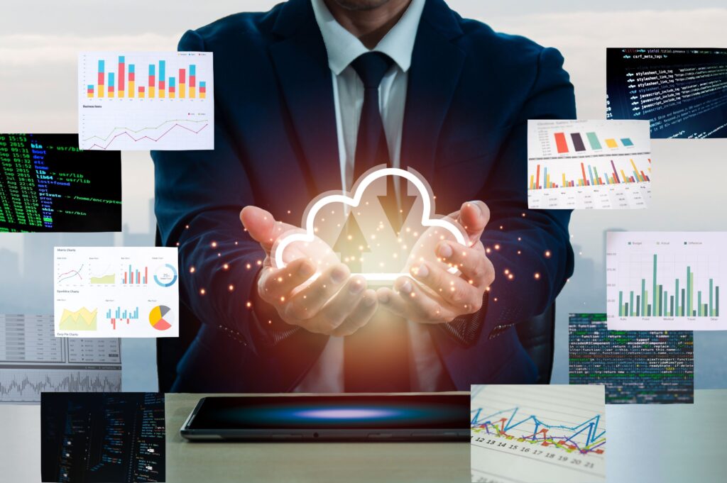 スーツの男性とクラウドサービス