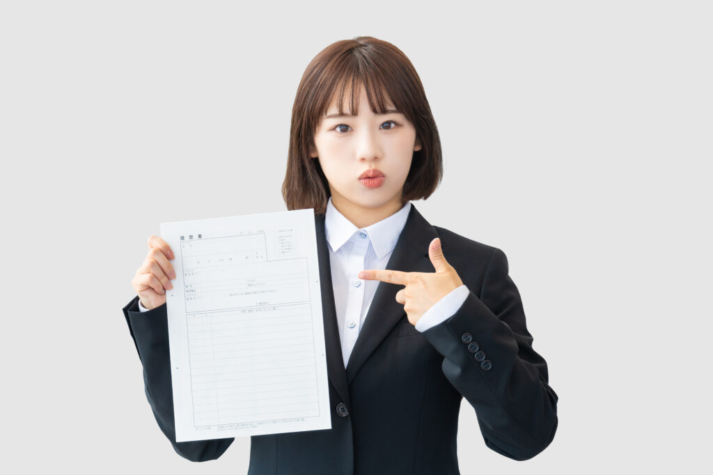 履歴書を持つ就活生の若い女性