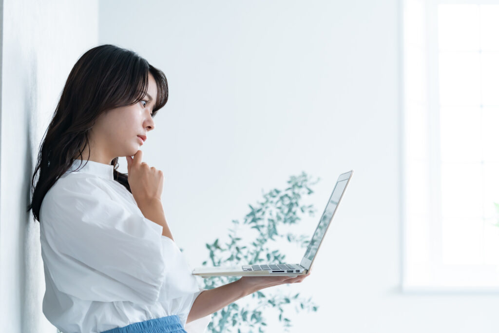ノートパソコンを持つ女性
