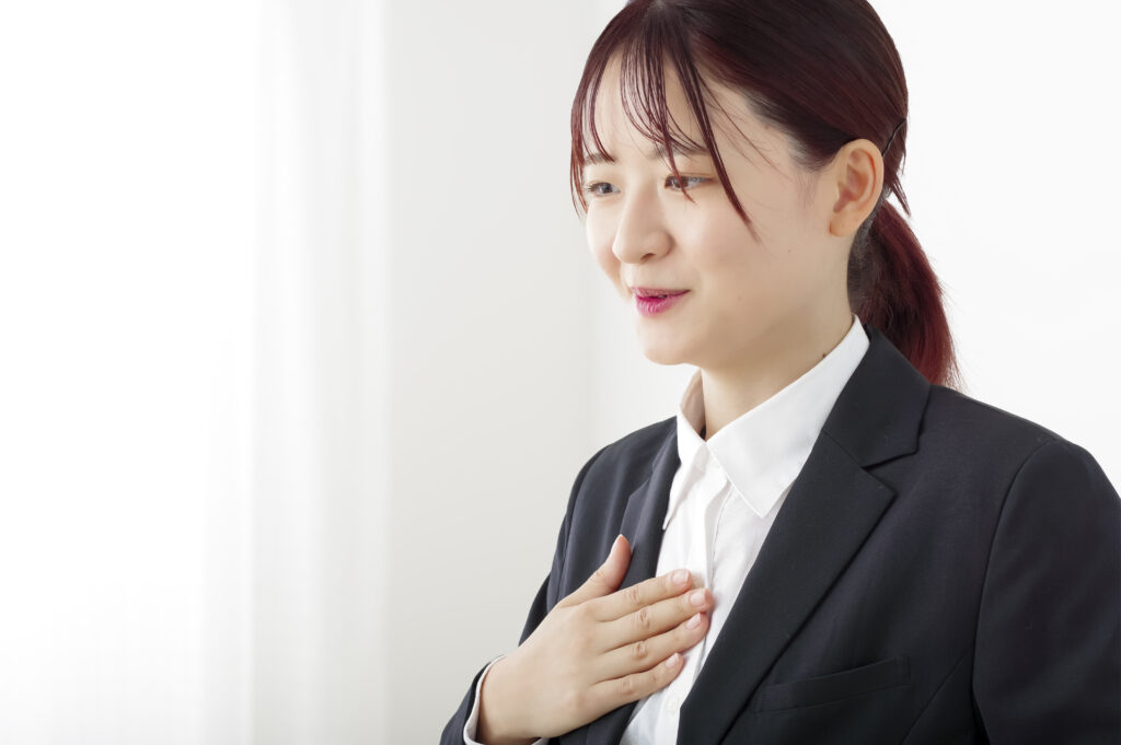 オンラインで面接を受けている女性