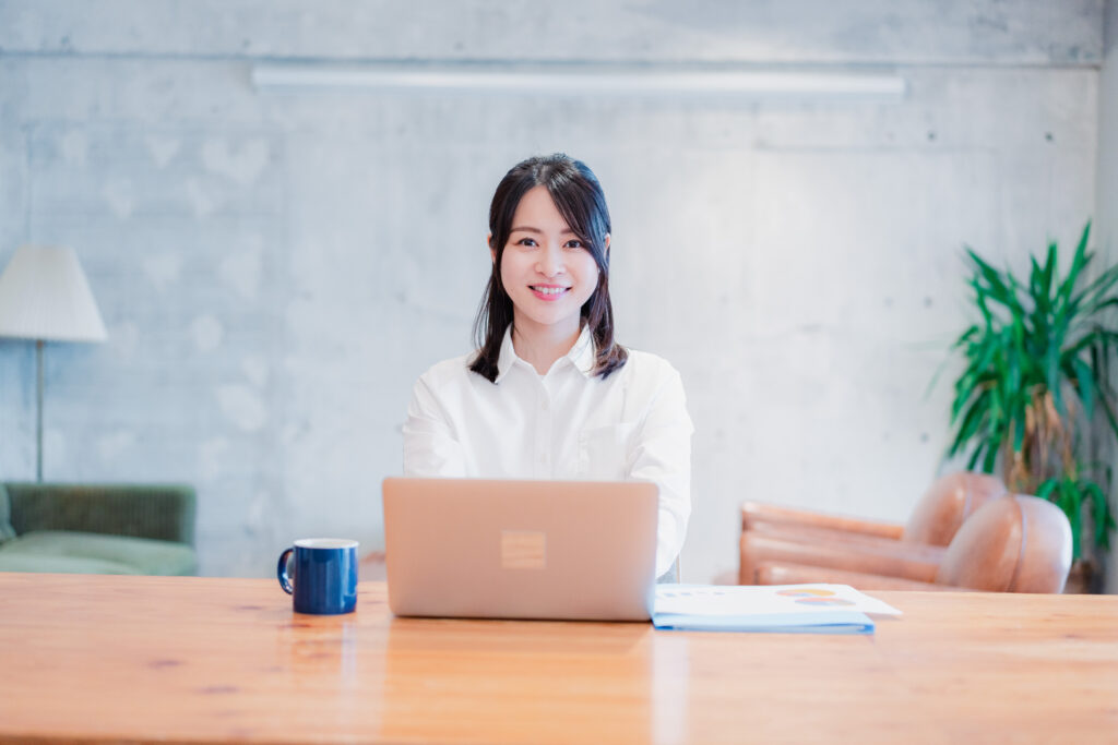 オフィスでパソコンを使う若い女性