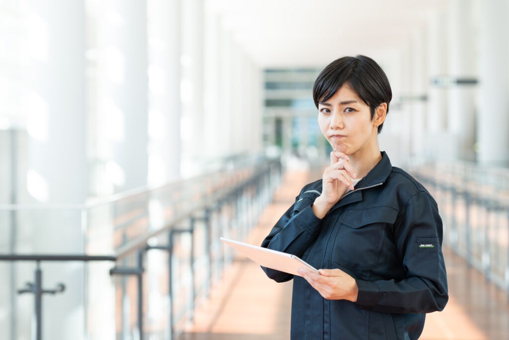 悩むエンジニアの女性