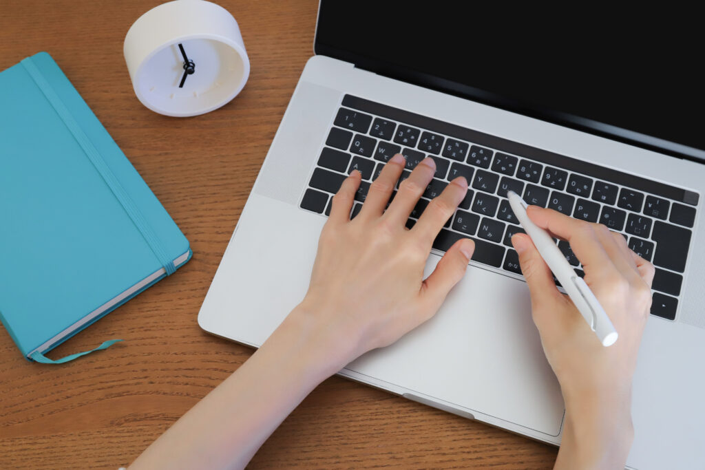 パソコンを使う手元