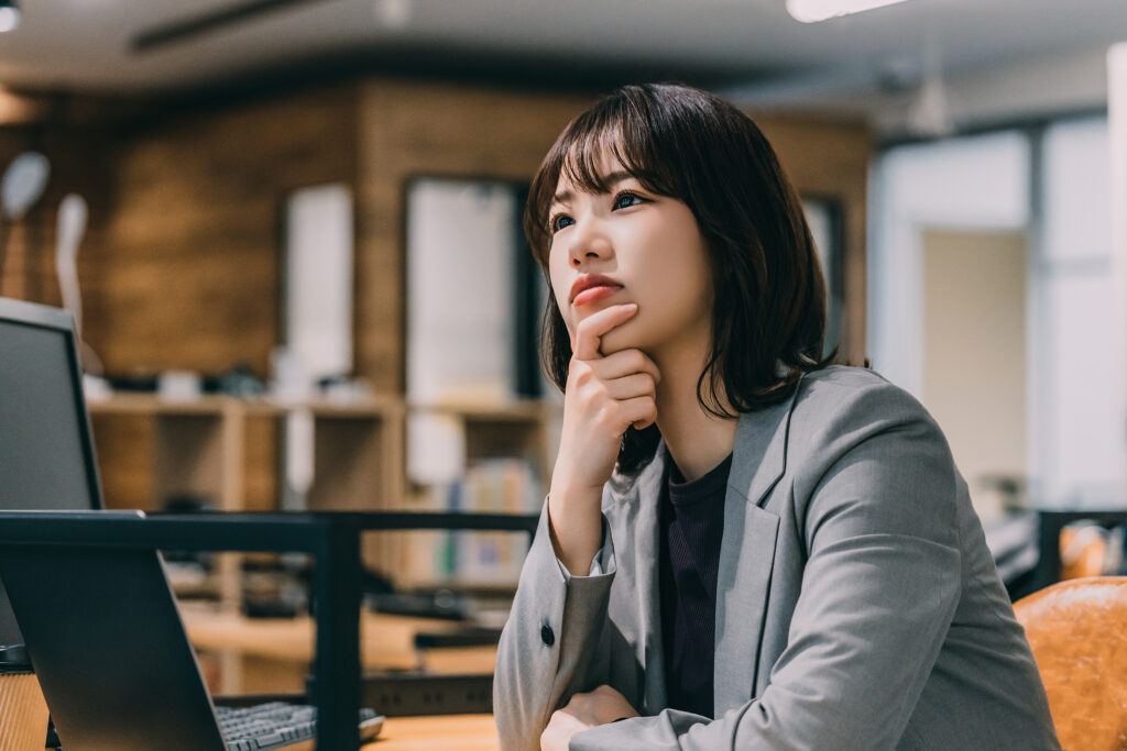 考えごとをする女性