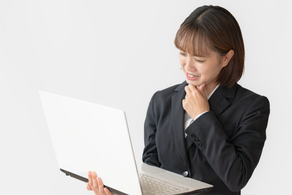 PCと考える女性