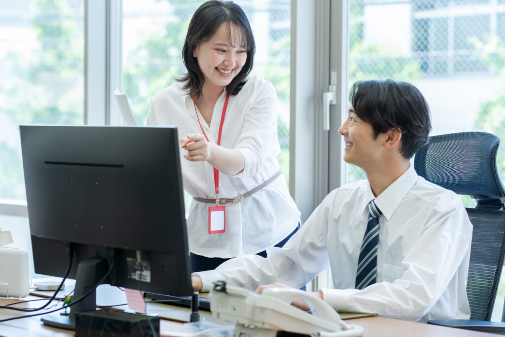 オフィスで働くビジネスパーソン