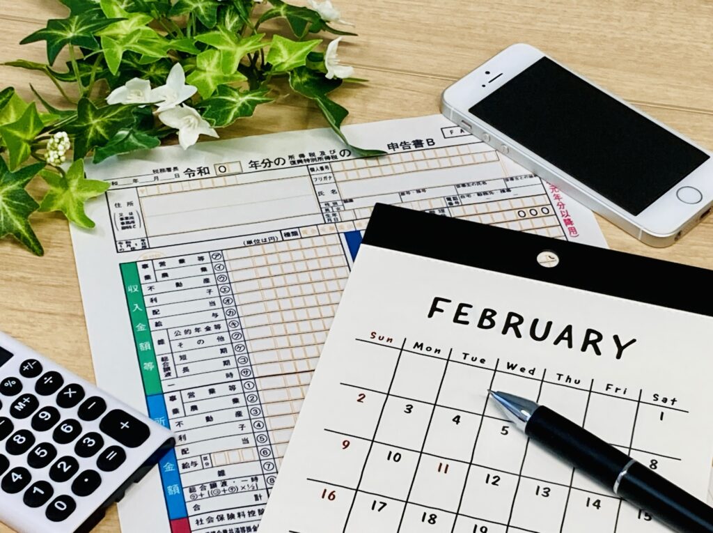 2月カレンダーと確定申告書類