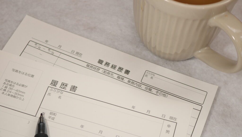 履歴書と職務経歴書とドリンクとペン手書き