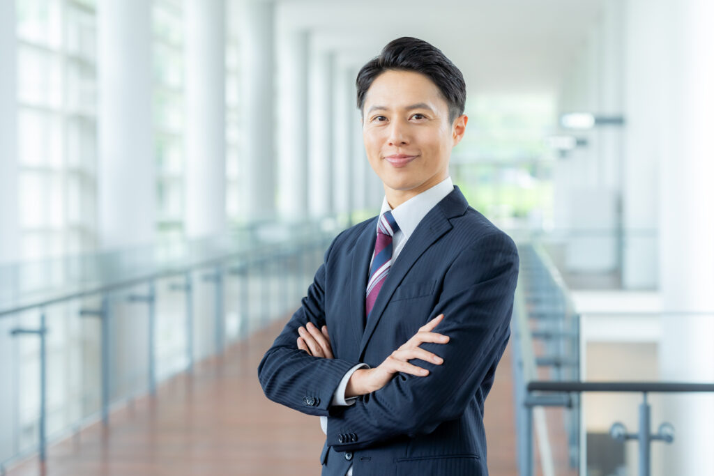 オフィスの廊下に立つビジネスマン
