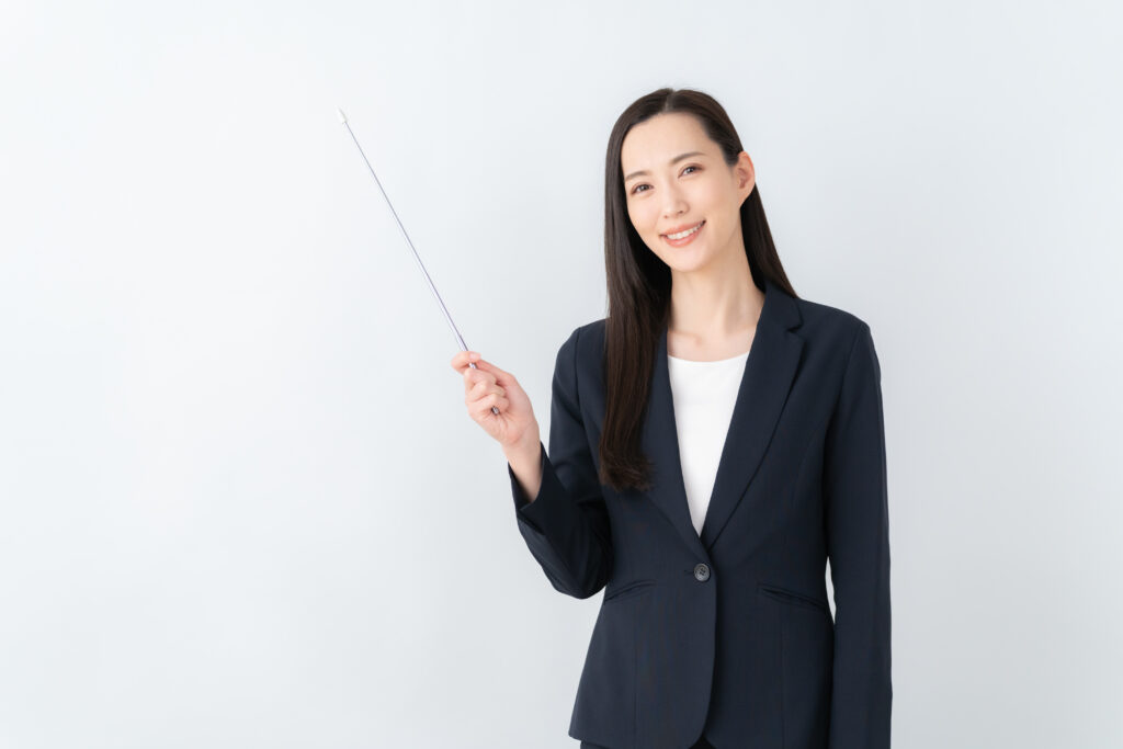 指し示す若いビジネスウーマン
