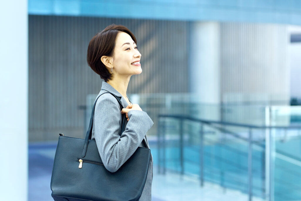 カバンを持つスーツの女性