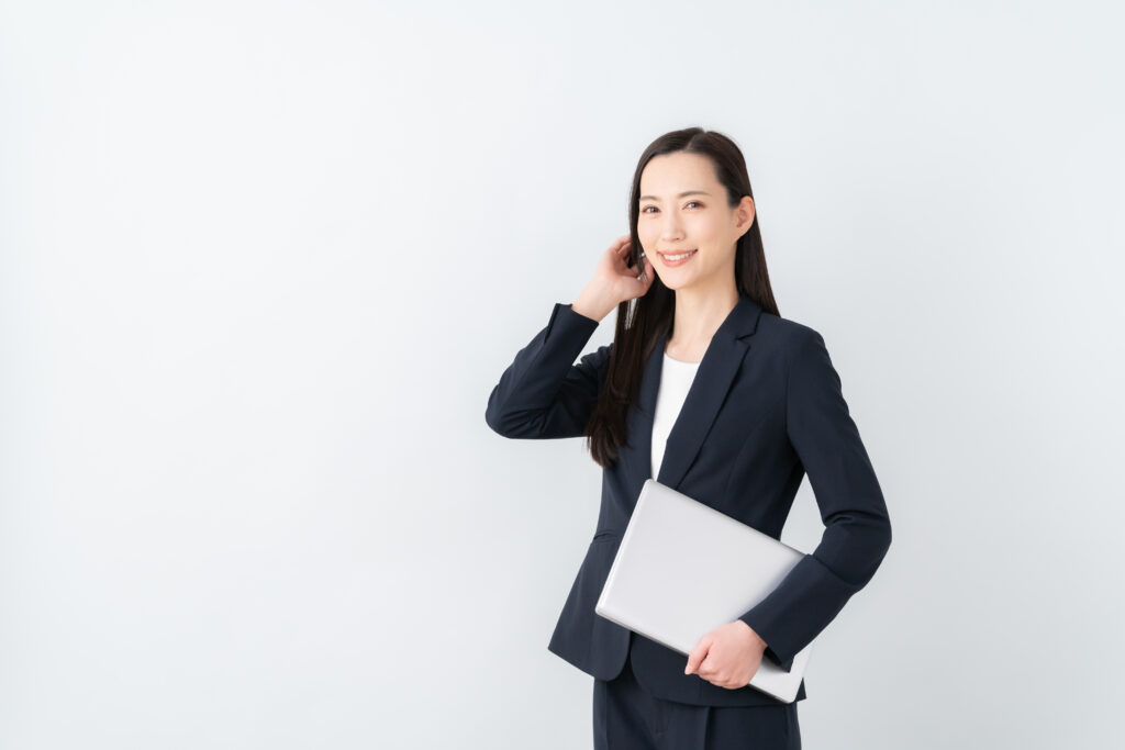 白バックの若いビジネスウーマン