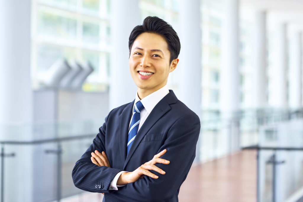 腕組みするサラリーマン
