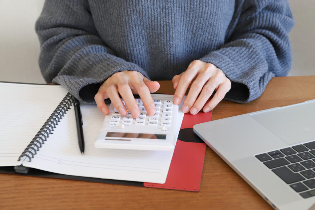 計算機を使う手元