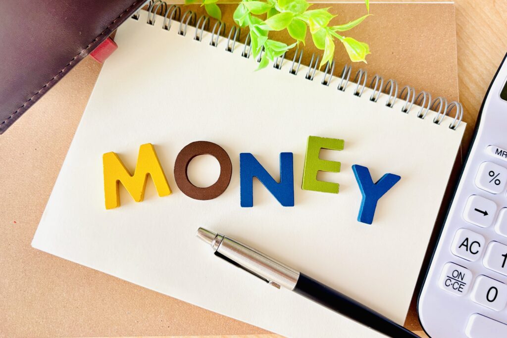 机の上のマネーの文字と財布
