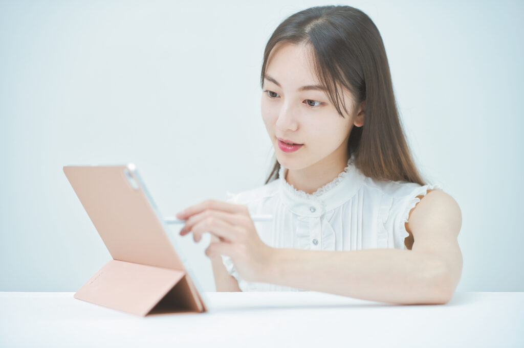 スタイラスペンでタブレットPCを操作する