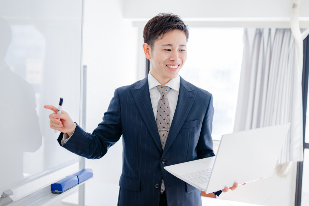 爽やかに説明するビジネスマン