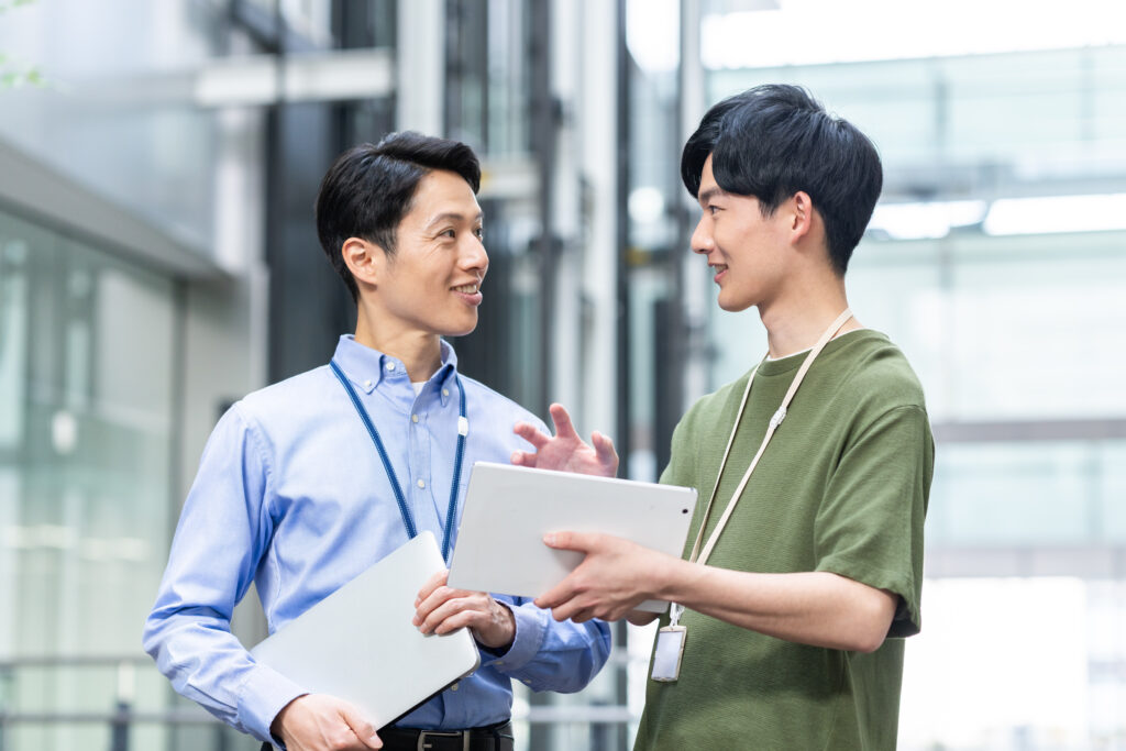 オフィスで働くエンジニア