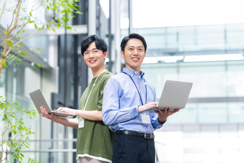 オフィスで働くエンジニア