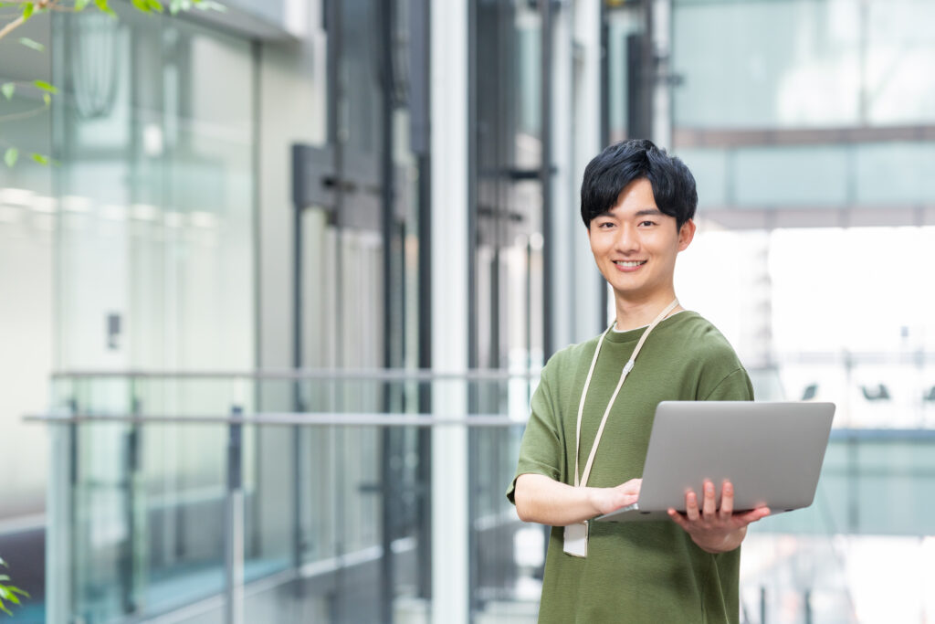 オフィスで働く若いエンジニア