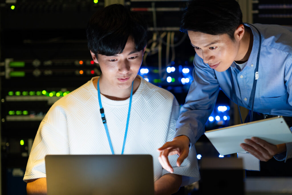 サーバールームで作業するエンジニア