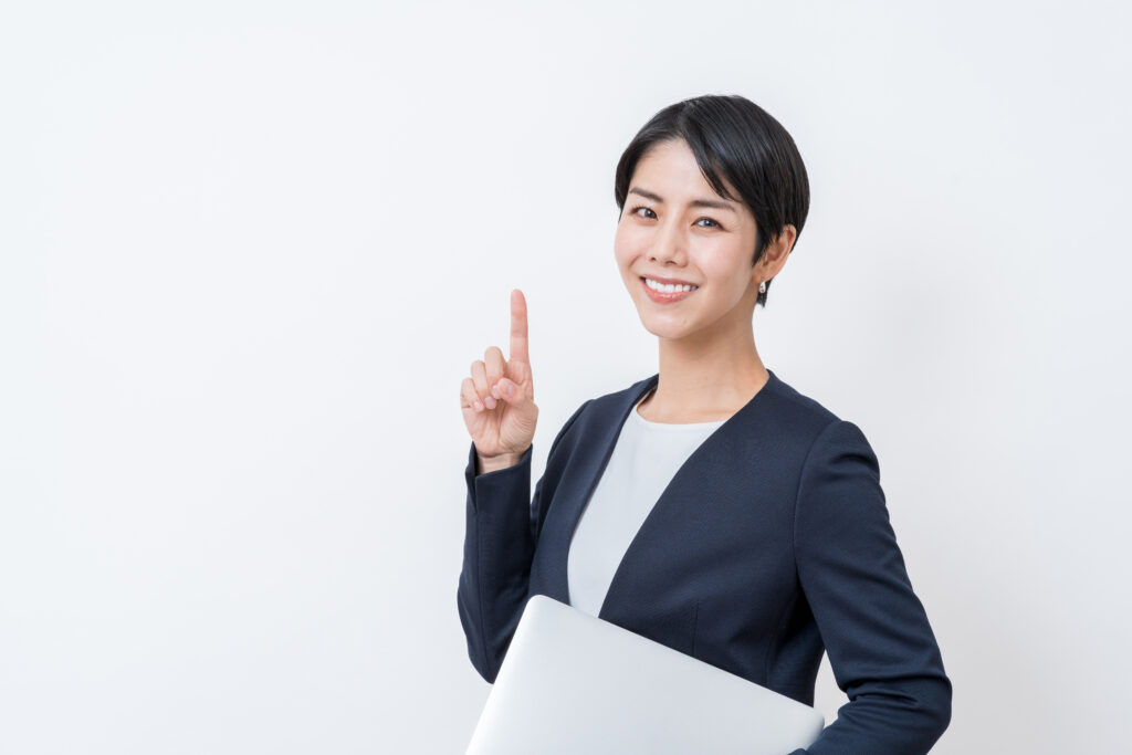 提案するビジネスパーソンの女性。