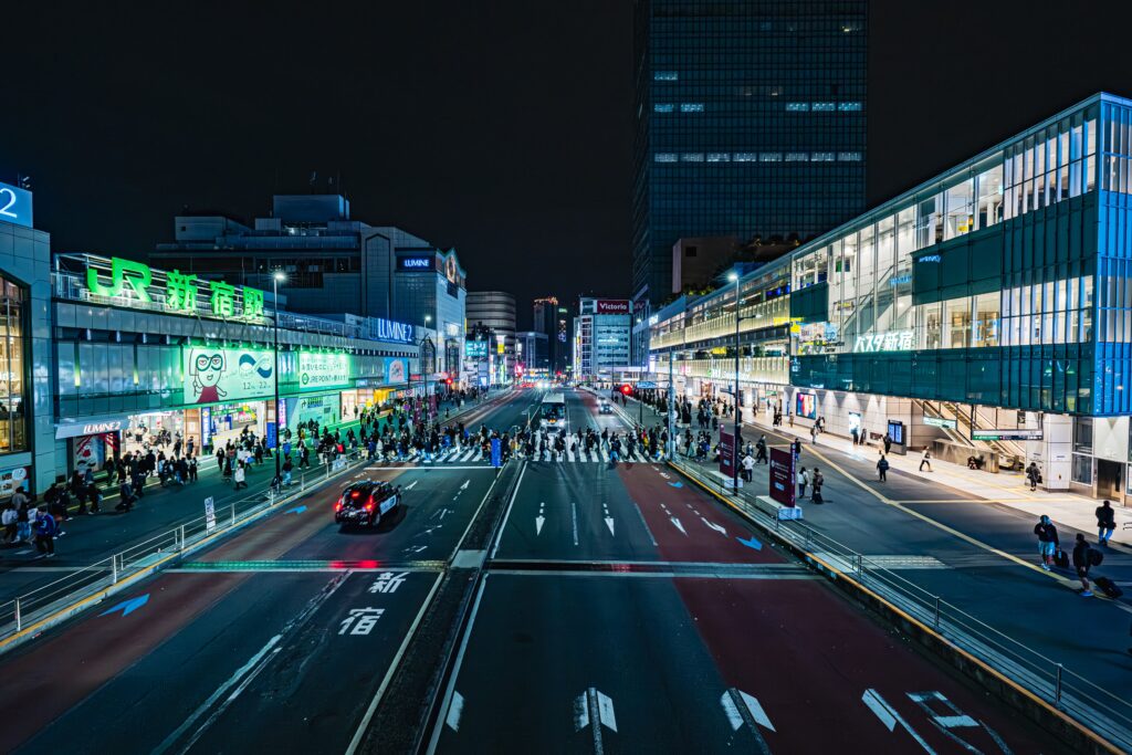 夜の新宿駅前のイメージ