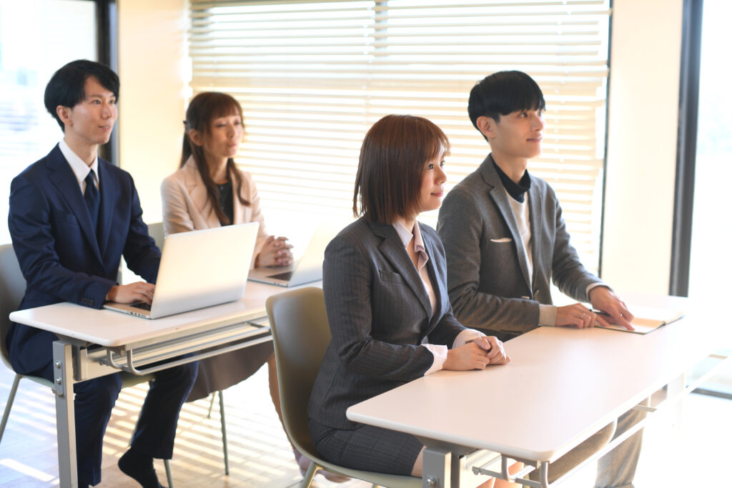 男女のビジネスパーソン