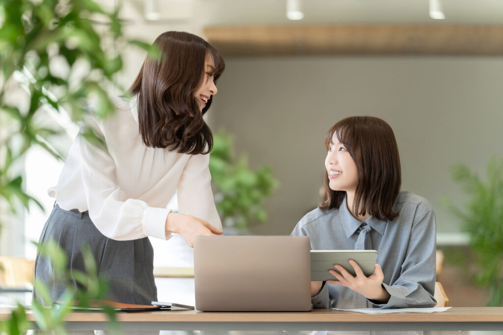 ミーティングをする2人のビジネスウーマン