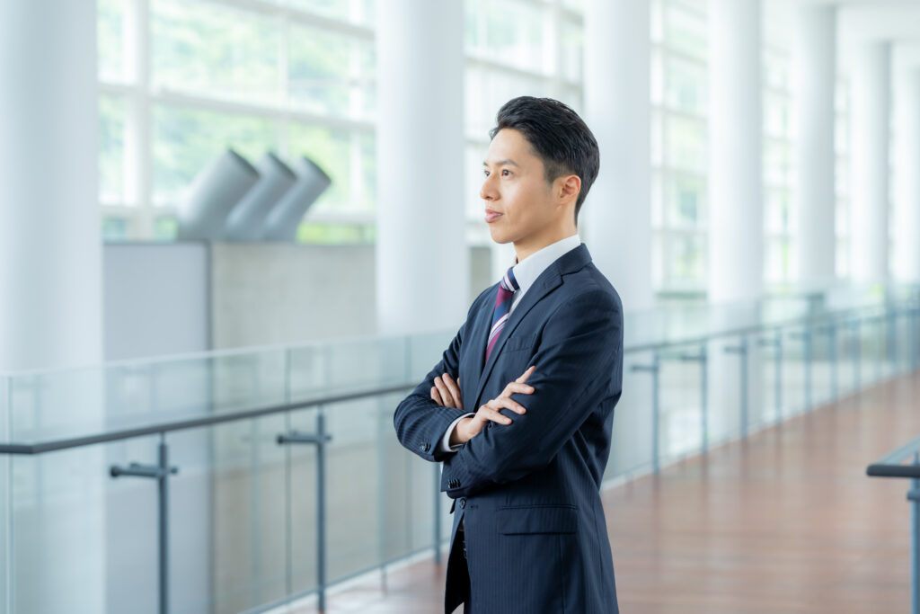 オフィスの廊下に立つビジネスマン