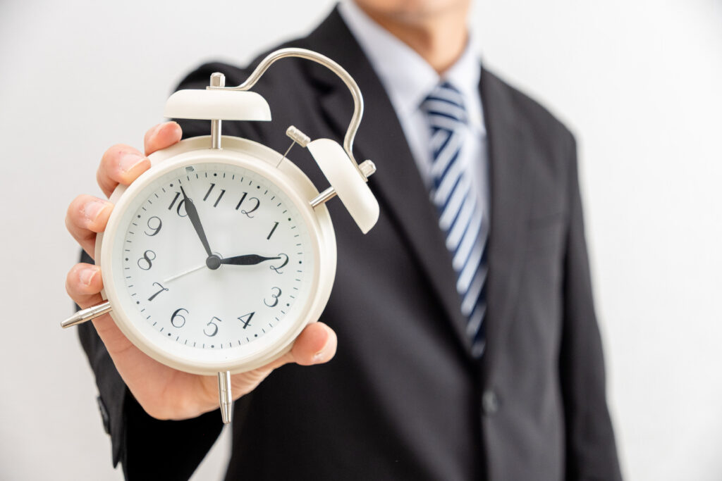 時計を持つビジネスマン