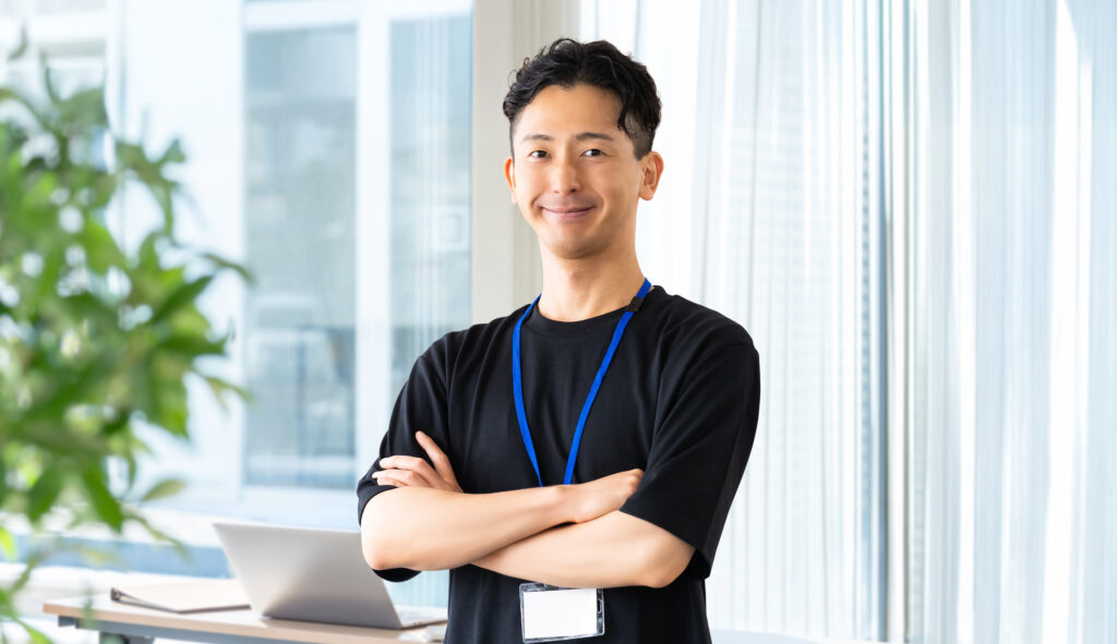 腕組みをする笑顔の男性