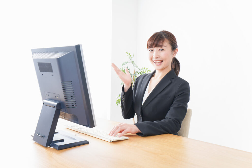ポイントを示す若いビジネスウーマン