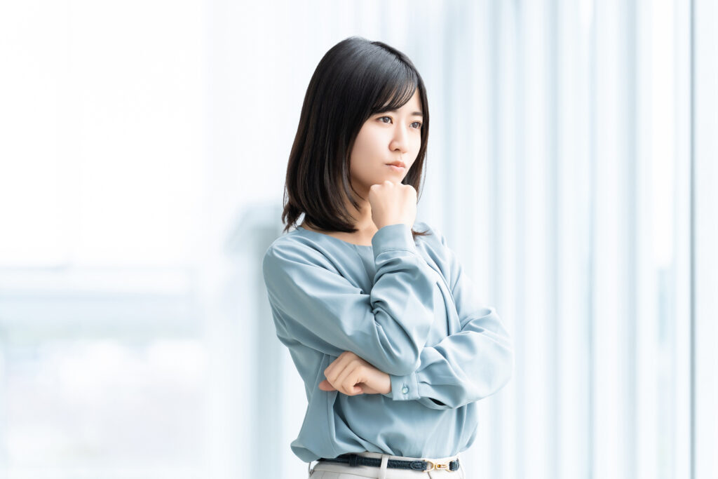 考えごとをする女性