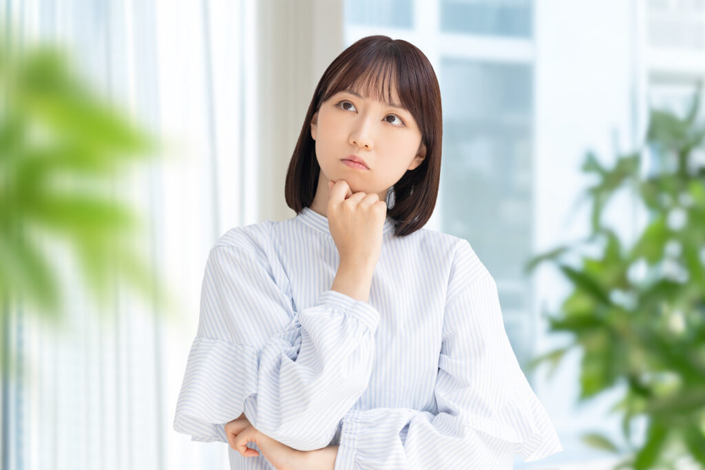 考えごとをする若い女性
