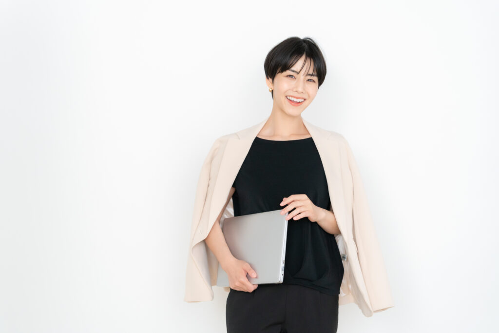 白バックの若いビジネスウーマン