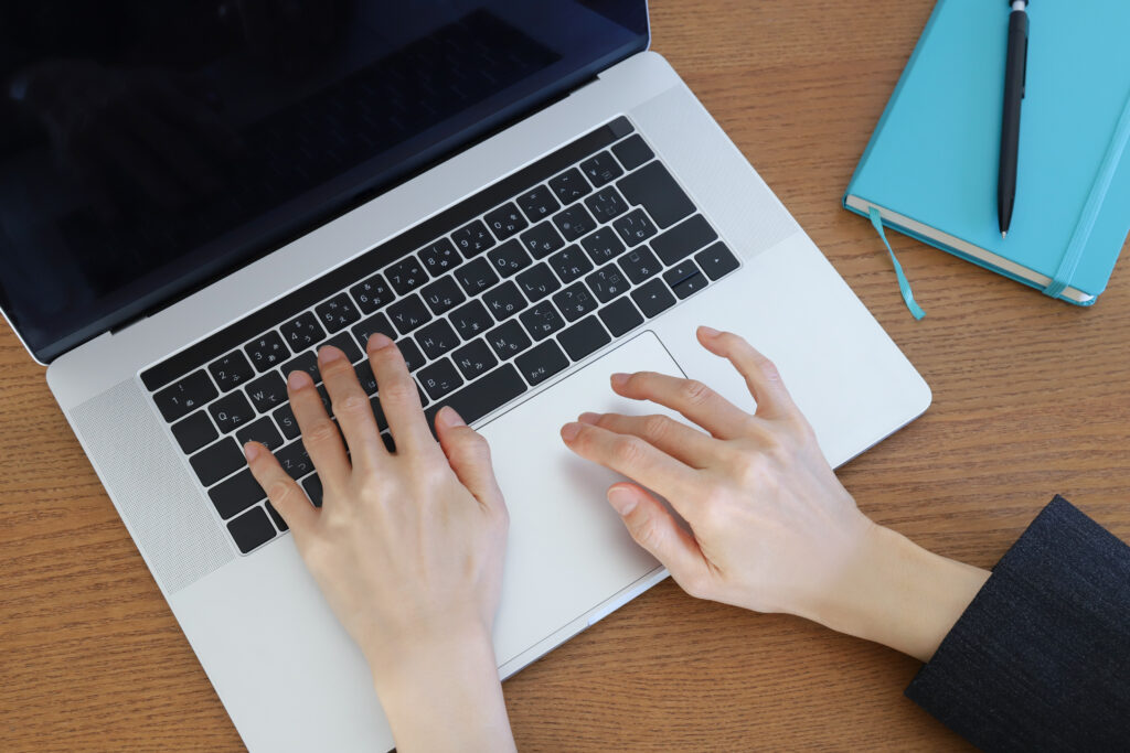 パソコンで仕事をする手元　ビジネスシーン