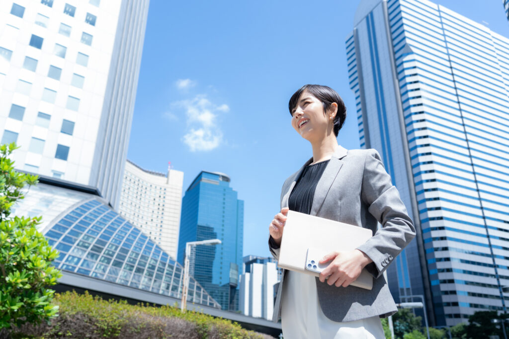 オフィス街で働く若いビジネスウーマン
