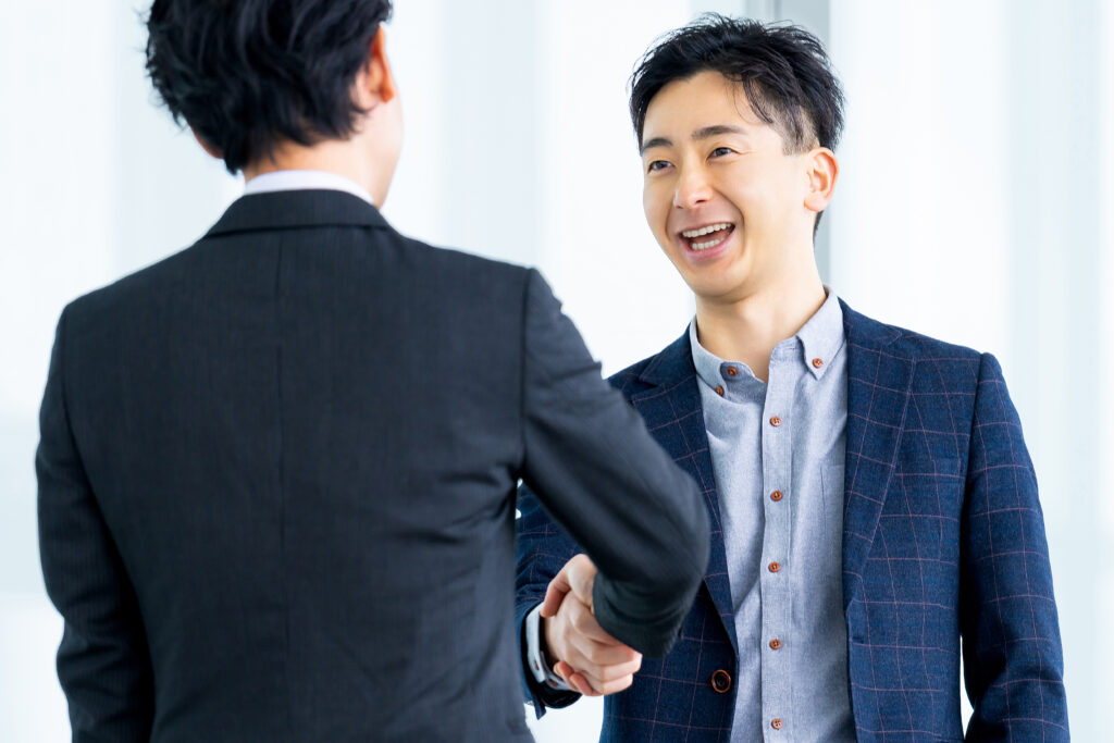 握手をする2人の男性ビジネスマン